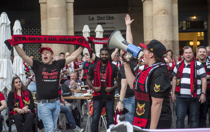 Aficionados del Östersund en la plaza Nueva. (Marisol RAMIREZ / ARGAZKI PRESS)