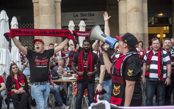 Aficionados del Östersund en la plaza Nueva. (Marisol RAMIREZ / ARGAZKI PRESS)