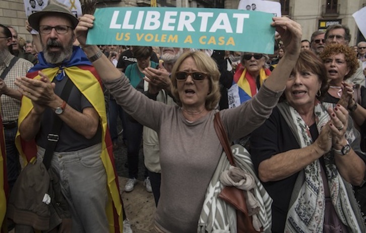 Una mujer sostiene un cartel que reclama «libertad» durante una protesta en Barcelona. (Jagoba MANTEROLA/ARGAZKI PRESS)