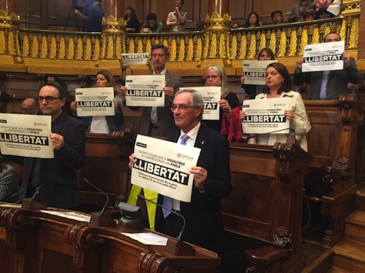 Un lazo amarillo ha recordado al conseller Joaquim Forn, que también es edil en Barcelona. (@PDeCATBCN)