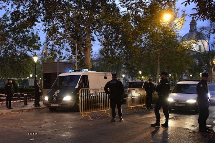 Furgones de la Guardia Civil que trasladaron a los consellers a prisión. (Javier SORIANO/AFP)