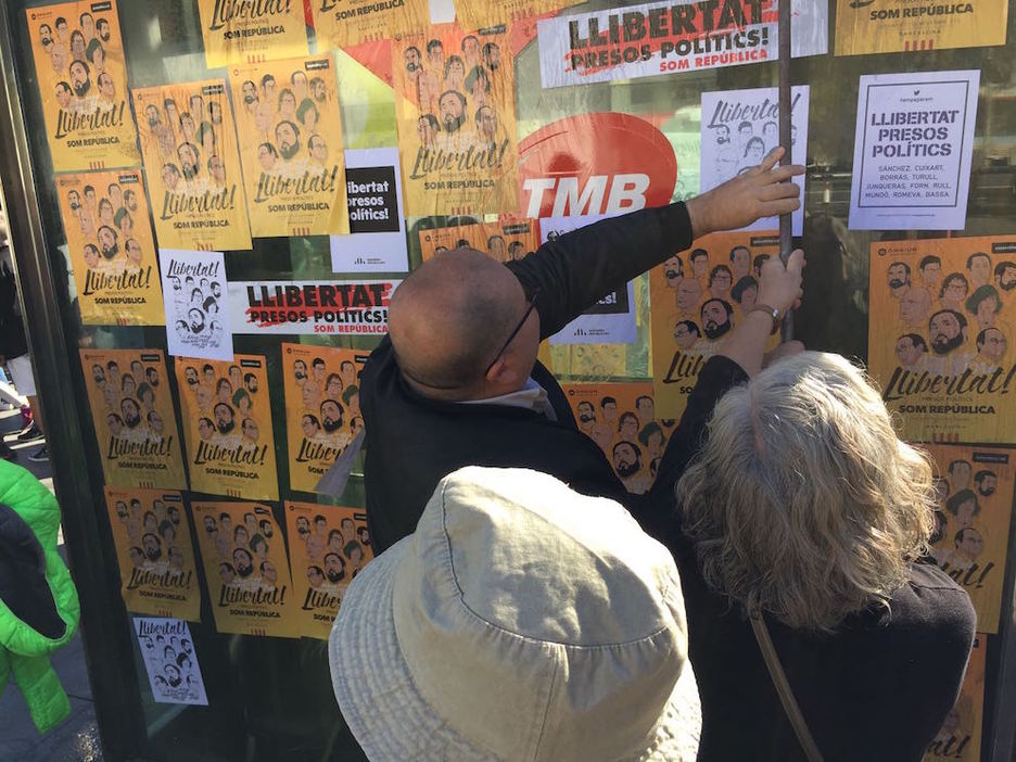 Pegada de carteles. (Ramón SOLA) Pegada de carteles. (Ramón SOLA)