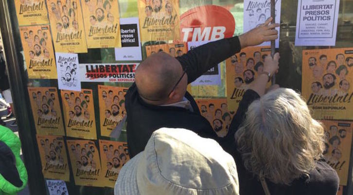 Pegada de carteles en Barcelona. (Ramón SOLA)