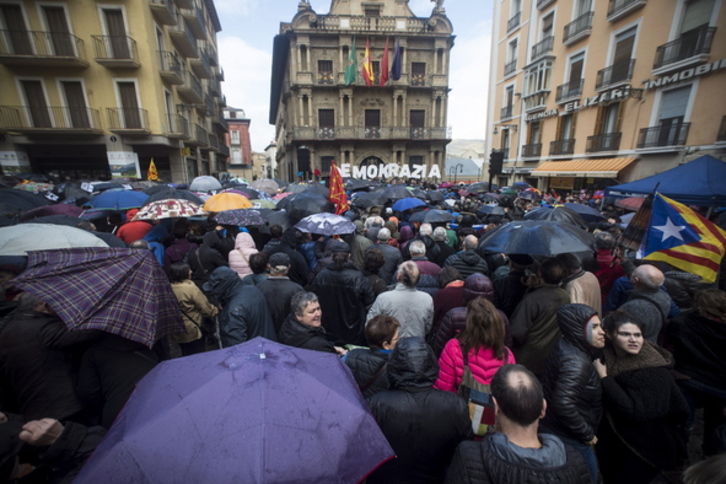 La plaza del Ayuntamiento se ha quedado pequeña. (Iñigo URIZ/ARGAZKI PRESS)