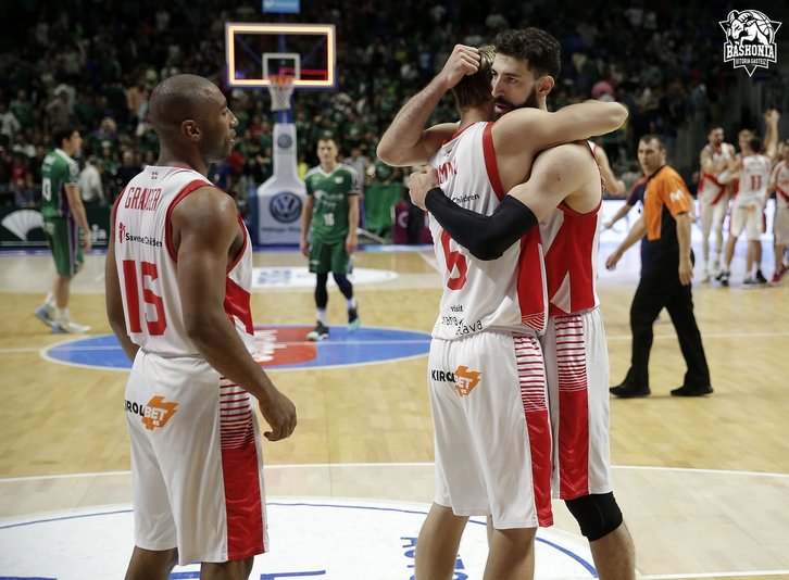 Jugadores baskonistas se abrazan al final del partido. (@Baskonia)