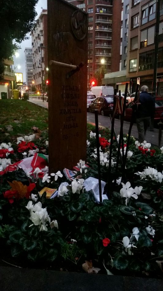 El monolito Sei Izar recuerda a seis jóvenes de Santutxu fallecidos en un accidente de montaña.