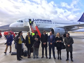 El primer vuelo de Lufthansa aterriza en Noain con el vicepresidente Ayerdi. (GOBIERNO DE NAFARROA)