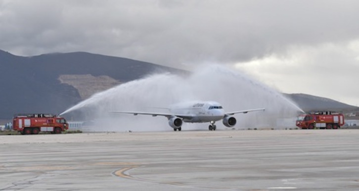 Arco de agua para celebrar la llegada del avión de Lufthansa a Noain. (Idoia ZABALETA/ARGAZKI PRESS)