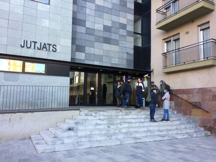 Los profesores, a las puertas de los juzgados de La Seu d'Urgell, donde declararon en noviembre. 