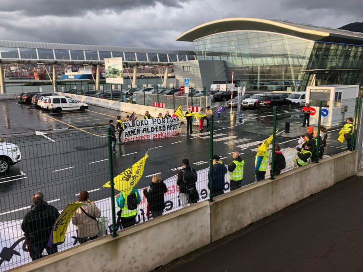 Protesta de Ongi Etorri Errefuxiatuak en el puerto de Bilbo.