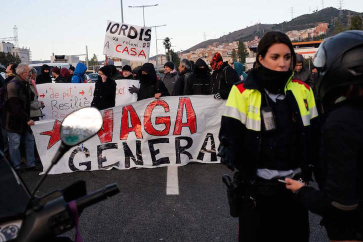 Un grupo de personas ha bloqueado el acceso a Barcelona en el nudo de Trinitat. (Pau BARRENA/AFP) 