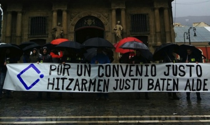 Concentración de trabajadores de Perfiles de Precisión en la plaza Consistorial para denunciar el bloqueo del convenio. (ELA)