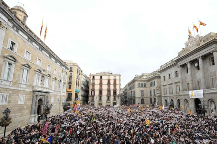 La plaza Sant Jaume, a rebosar. (Lluis GENÉ/AFP)