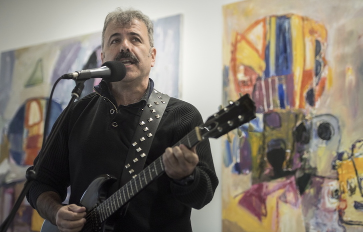 Joseba Tapia, ‘Besamotzak’ diskoaren aurkezpenean. (Jon URBE/ARGAZKI PRESS)