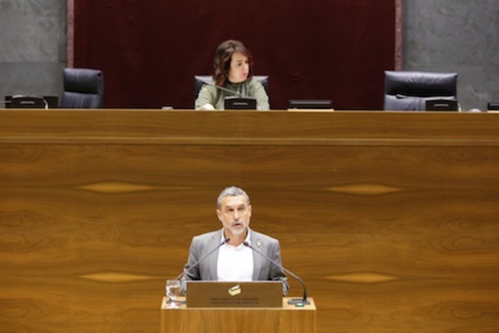 El vicepresidente Laparra ha asegurado que en 2018 se ampliará la cartera de Servicios Sociales de Nafarroa. (PARLAMENTO DE NAFARROA)