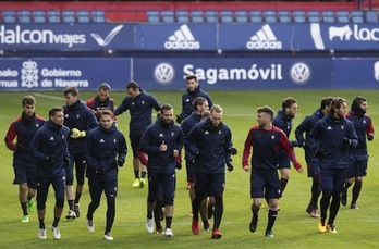 Un momento del entrenamiento de los rojillos en El Sadar a puerta cerrada. (OSASUNA)