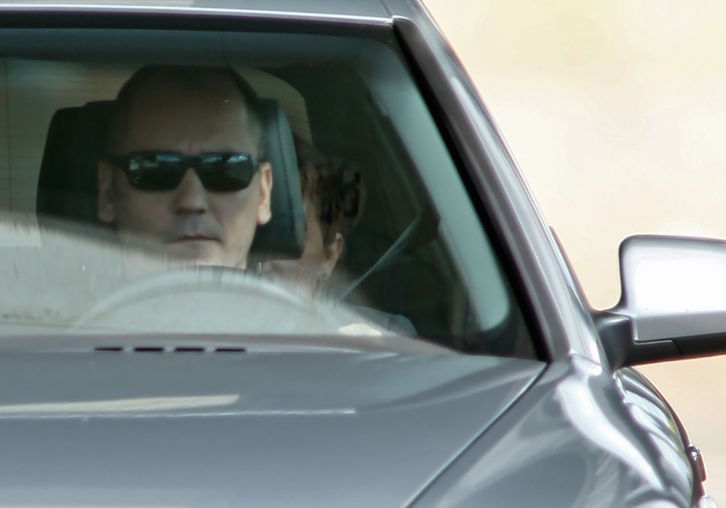 Forcadell, en el asiento de atrás, a su salida de prisión. (Oscar DEL POZO/AFP)