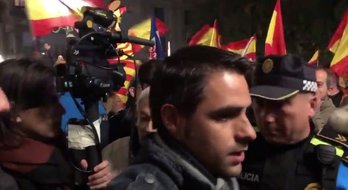 La Policía Local de Sabadell ha tenido que proteger a un grupo de periodistas de los españolistas. (@324cat)