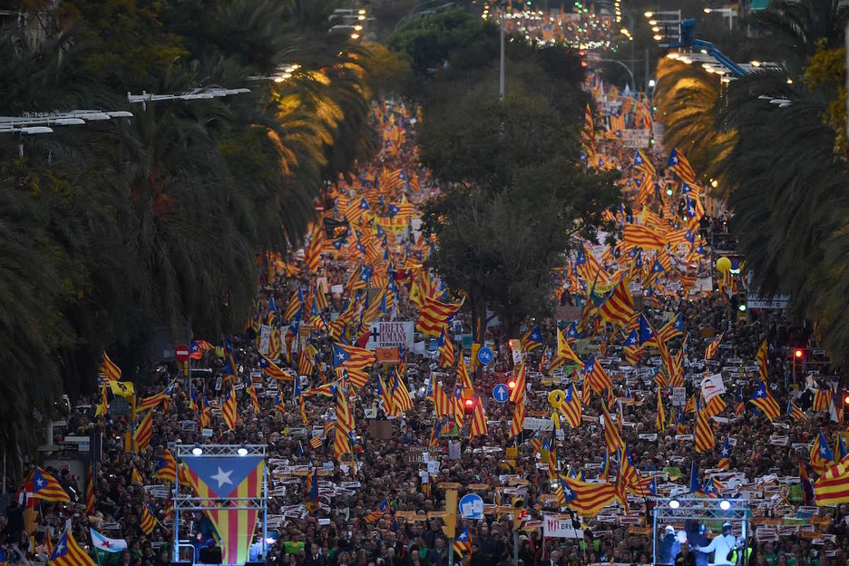 Marina etorbidea jendez lepo, 3,3 km-ko manifestazioa izan da. (Pau BARRENA | AFP) Marina etorbidea jendez lepo, 3,3 km-ko manifestazioa izan da. (Pau BARRENA | AFP)