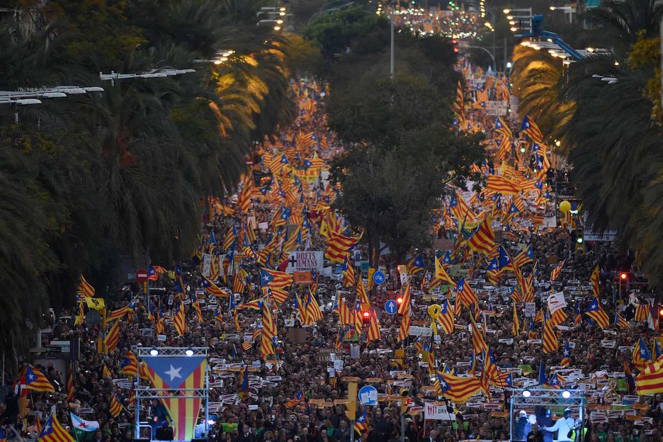 Marina etorbidea jendez lepo, 3,3 km-ko manifestazioa izan da. (Pau BARRENA | AFP)