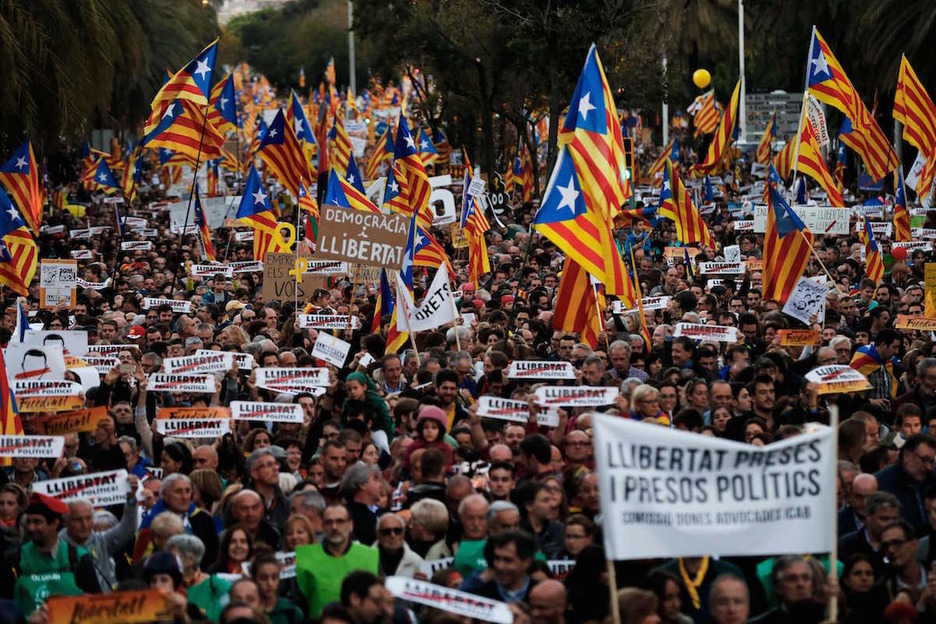 «Llibertat» mezuak nagusi, baina beste hainbat mezu ere eraman dituzte herritarrek. (Pau BARRENA | AFP) «Llibertat» mezuak nagusi, baina beste hainbat mezu ere eraman dituzte herritarrek. (Pau BARRENA | AFP)