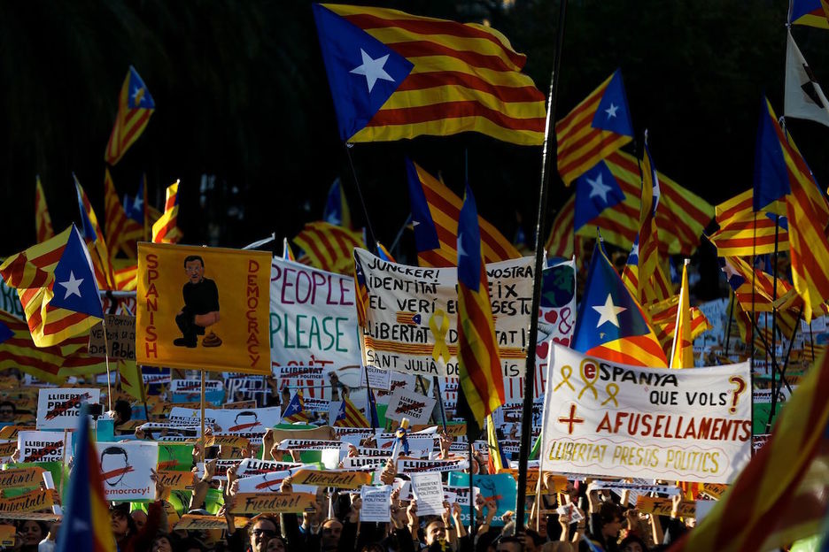 «Espainia, zer gehiago nahi duzu? Afusilatzeak?», afitxetako batean. (Pau BARRENA | AFP) «Espainia, zer gehiago nahi duzu? Afusilatzeak?», afitxetako batean. (Pau BARRENA | AFP)