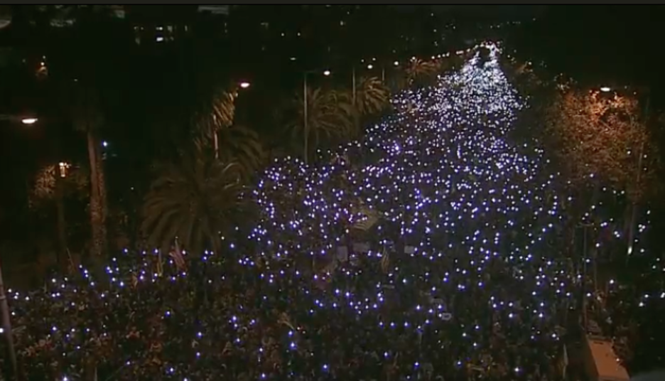 Manifestazio amaieran izan dira eguneko irudi ikusgarrienak, bertaratuek mugikorretako argiak piztu dituztenean. Manifestazio amaieran izan dira eguneko irudi ikusgarrienak, bertaratuek mugikorretako argiak piztu dituztenean.