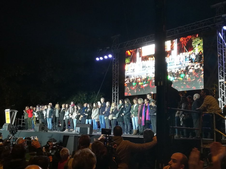 Espetxeratuen senideak taula gainean. (Ruben Pascual) Espetxeratuen senideak taula gainean. (Ruben Pascual)