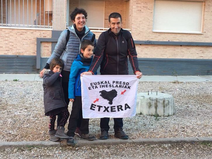 El preso, con su pareja e hijos. (NAIZ.EUS)