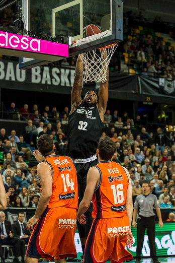 Cerca han estado los ‘hombres de negro’ de ganar. (Aritz LOIOLA/ARGAZKI PRESS)