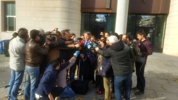 Los medios de comunicación toman declaraciones sobre el juicio de la violación grupal de sanfermines ante la Audiencia de Nafarroa. (Aritz INTXUSTA)