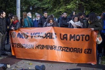 Concentración de denuncia del «montaje policial» contra los dos jóvenes de Gasteiz. (Jaizki FONTANEDA/ARGAZKI PRESS)