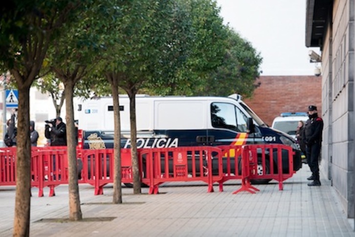 El furgón policial trasladando a los cinco miembros de ‘la Manada’ a la Audiencia de Nafarroa. (Iñigo URIZ/ARGAZKI PRESS)