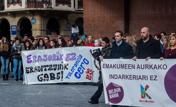 Concentración en denuncia de la agresión sexual en Barakaldo. (Luis JAUREGIALTZO / ARGAZKI PRESS)