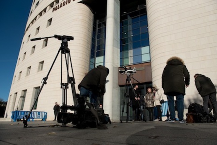 El juicio por la violación grupal de sanfermines congrega a numerosos medios de comunicación en la Audiencia de Nafarroa. (Iñigo URIZ/ARGAZKI PRESS)