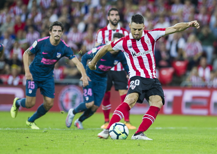 Aduriz lanzando un penalti ante el Atlético. (Luis JAUREGIALTZO / ARGAZKI PRESS)