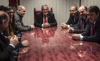 Luis Sabalza, junto a miembros de su junta directiva. (Jagoba MANTEROLA/ARGAZKI PRESS)