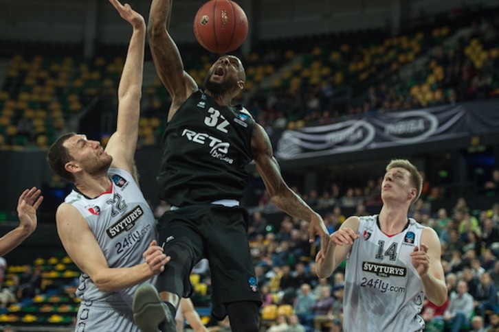 Un lance del encuentro entre Bilbao Basket y Lietuvos Rytas. (Monika DEL VALLE/ARGAZKI PRESS)
