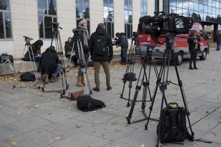 Unos treinta medios de comunicación se han acreditado para seguir el juicio de la violación grupal. (Iñigo URIZ/ARGAZKI PRESS)