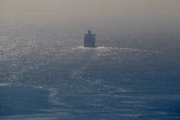 El barco que ha alojado a policías y guardias se aleja del puerto de Barcelona. (LLUIS GENE / AFP)