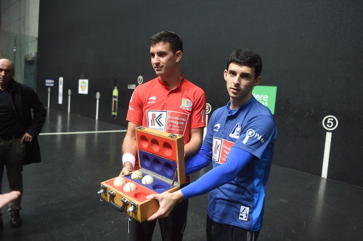 Mikel Urrutikoetxea eta Jokin Altuna, finalerako pilotak aukeratzen. (ARGAZKI PRESS)