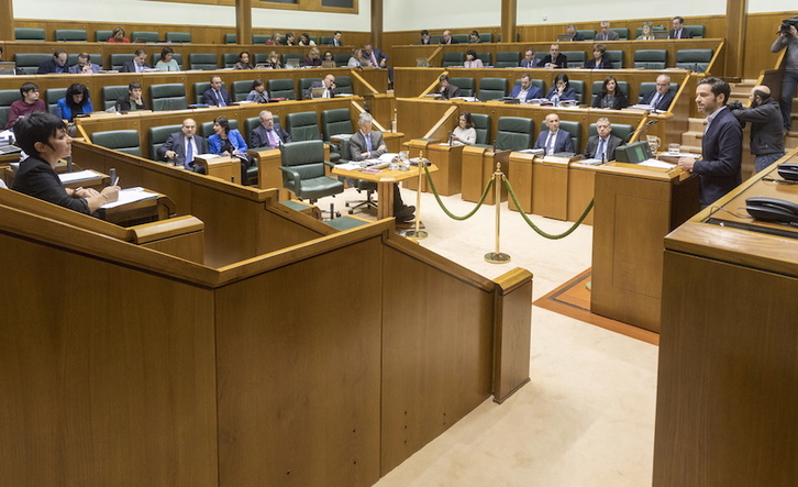 Imagen del pleno de hoy en el Parlamento de Gasteiz. (Juanan RUIZ/ARGAZKI PRESS)