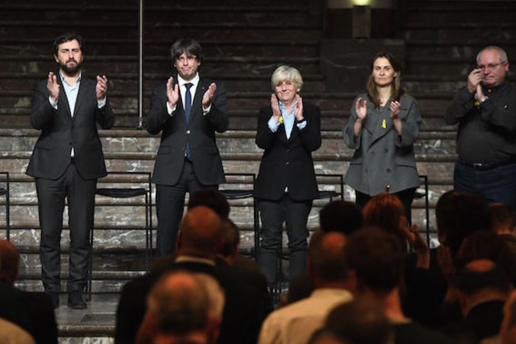 Puigdemont, junto a los consellers Comín, Ponsatí, Serret y Puig, en un acto en Bruselas. (Emmanuel DUNAND/AFP)