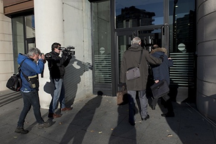 Varios abogados que intervienen en el juicio por la violación de sanfermines, entrando en el Palacio de Justicia. (Iñigo URIZ/ARGAZKI PRESS)