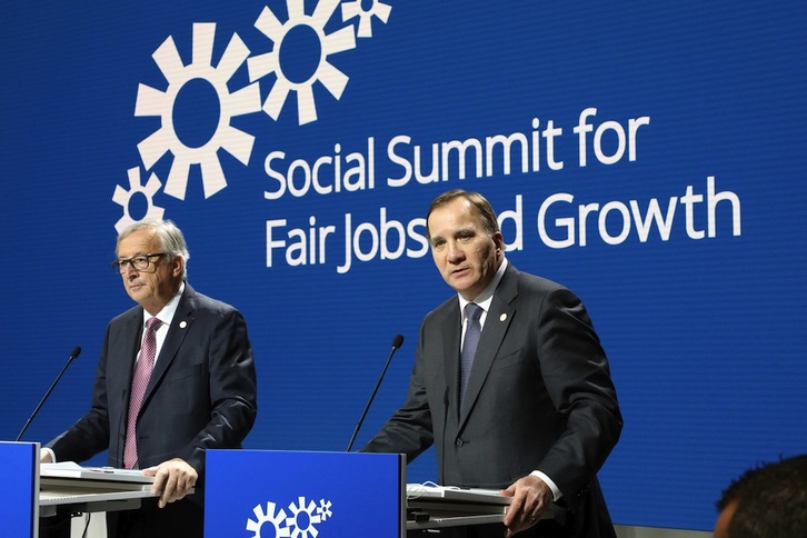 Jean-Claude Juncker, presidente de la CE, y Stefan Löfven, primer ministro sueco, al inicio de la cumbre. (Ludovic MARIN / AFP) 