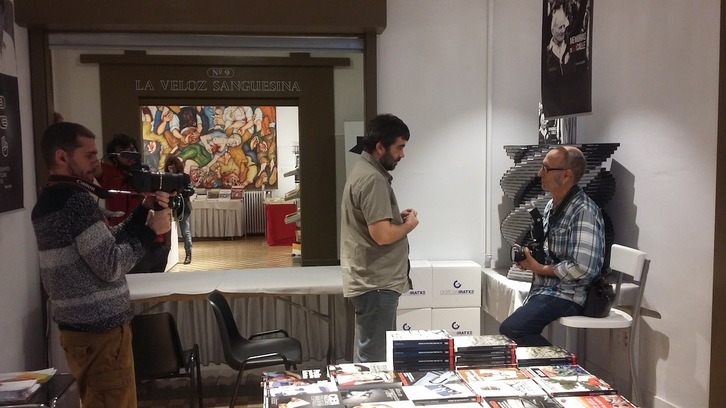 Joxe Lacalle, grabando una entrevista sobre su libro hoy en Geltoki. (@MartxeloDiaz)