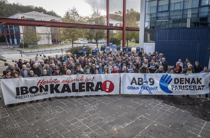 Batzarrean bildu diren preso, iheslari eta deportatu ohiak. (Gorka RUBIO/ARGAZKI PRESS)