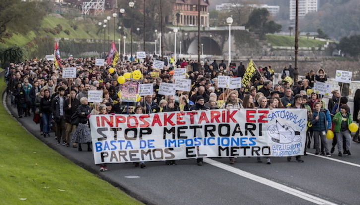 La manifestación de Satorralaia, a su paso por la Concha. (Gorka RUBIO/ARGAZKI PRESS)