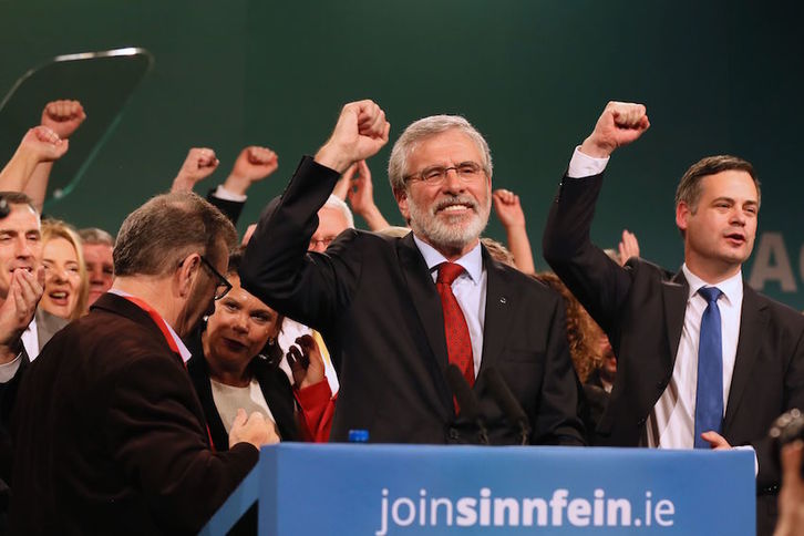Gerry Adams, rodeado de sus compañeros de partido, en la clausura del congreso de Sinn Féin. (Paul FAITH/AFP)