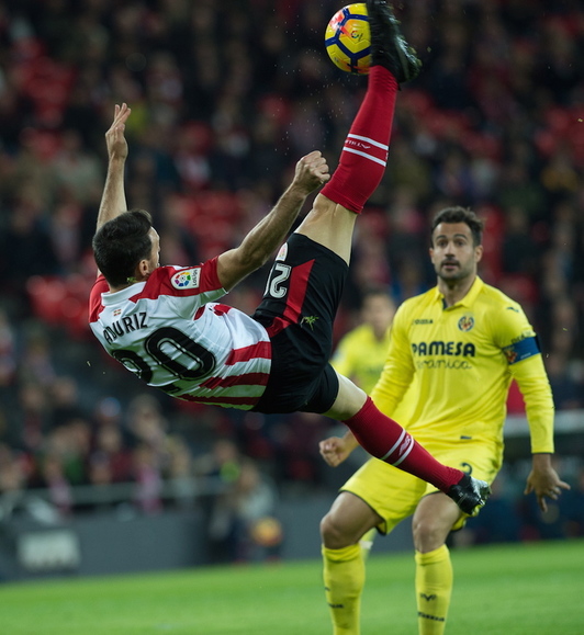 Aduriz intenta una chilena. (Marisol RAMÍREZ/ARGAZKI PRESS)
